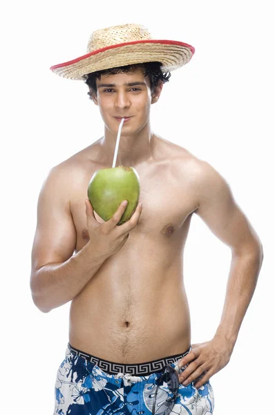 Hombre bebiendo leche de coco — Foto de Stock