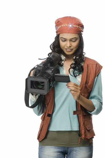 Videographer looking at video camera — Stock Photo, Image