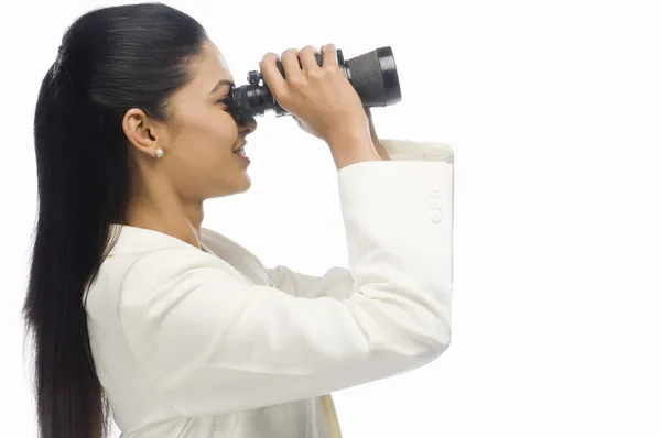 Podnikatelka se dívá dalekohledem — Stock fotografie