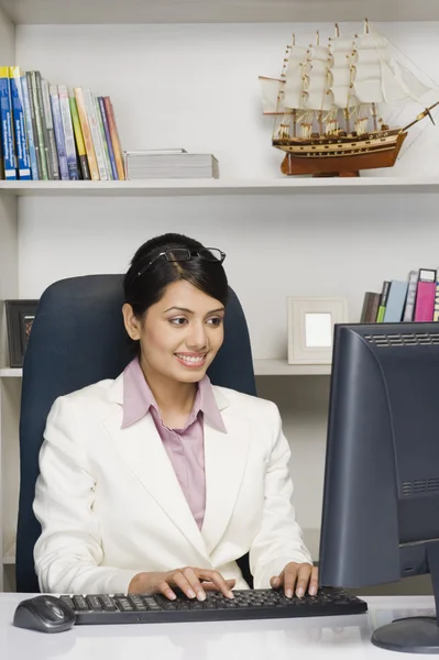 Affärskvinna som arbetar på en stationär dator — Stockfoto