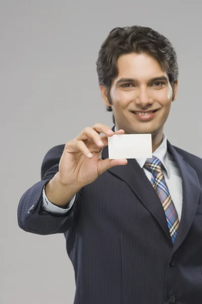 Empresário mostrando um cartão de visita — Fotografia de Stock