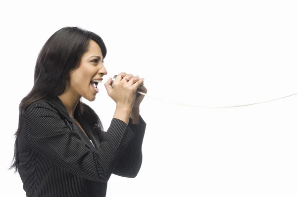 Empresária gritando em uma lata pode telefone — Fotografia de Stock
