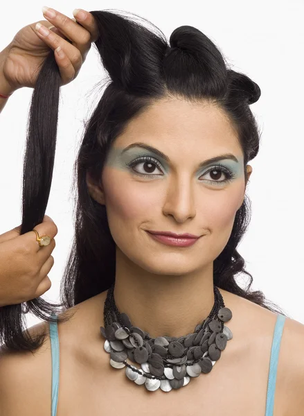 Mãos a pentear o cabelo de uma jovem — Fotografia de Stock