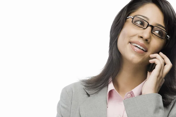 Mujer de negocios hablando en un teléfono móvil — Foto de Stock