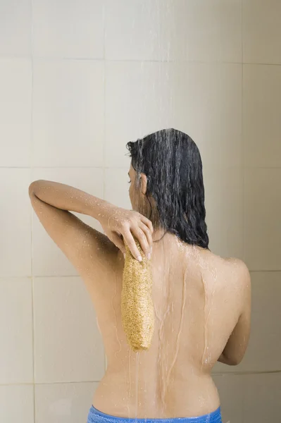 Mulher a tomar banho — Fotografia de Stock