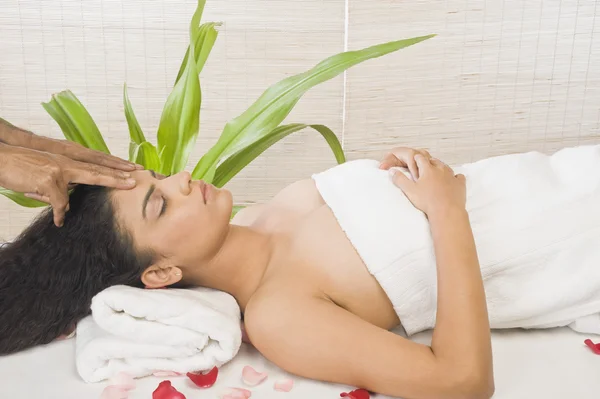 Mujer recibiendo masaje en la cabeza — Foto de Stock