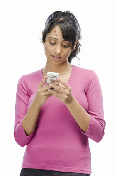 Kvinna textmeddelanden — Stockfoto