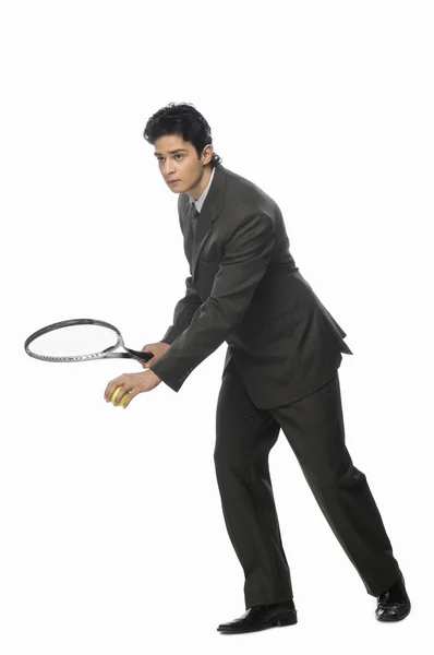 Empresario jugando tenis — Foto de Stock