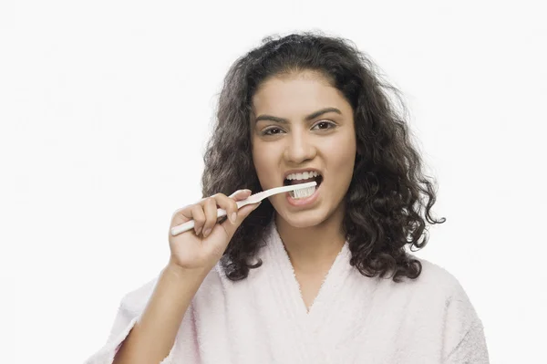 女人在刷牙 — 图库照片