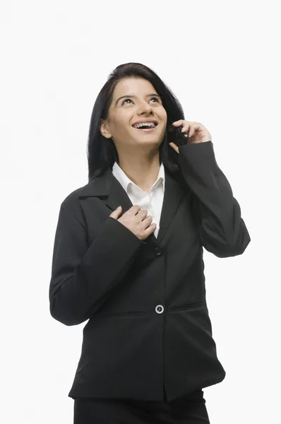 Mujer de negocios hablando en un teléfono móvil —  Fotos de Stock