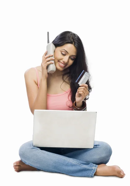 Mujer compras en línea — Foto de Stock