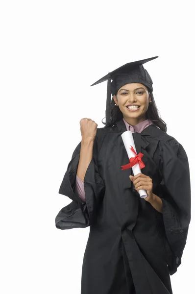 Feminino graduado torcendo com seu diploma — Fotografia de Stock