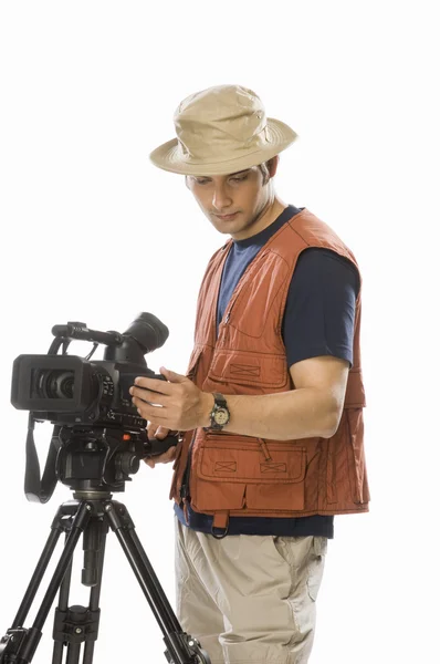Videographer adjusting a videography camera — Stock Photo, Image
