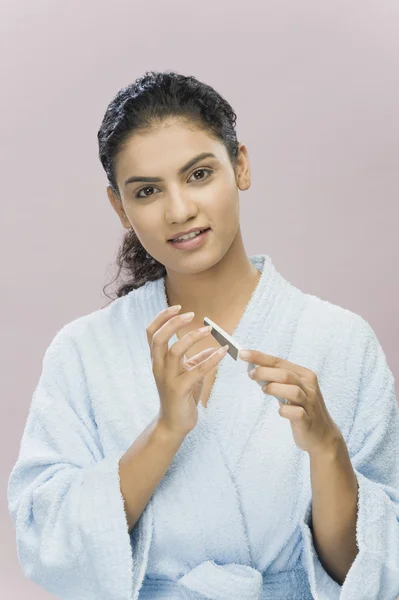 Женщина подшивает ногти — стоковое фото