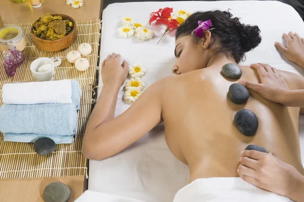 Mujer recibiendo terapia lastone — Foto de Stock