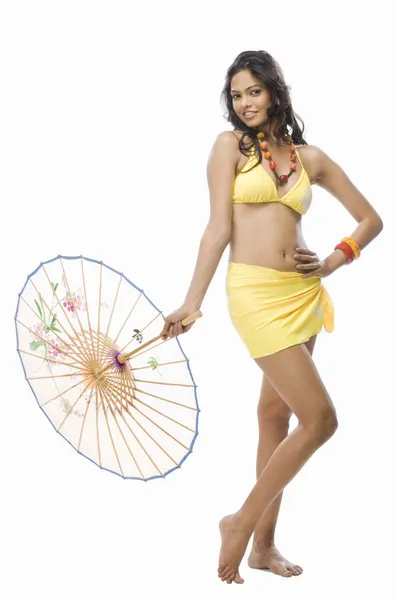 Vrouwelijke mannequin houden een parasol — Stockfoto