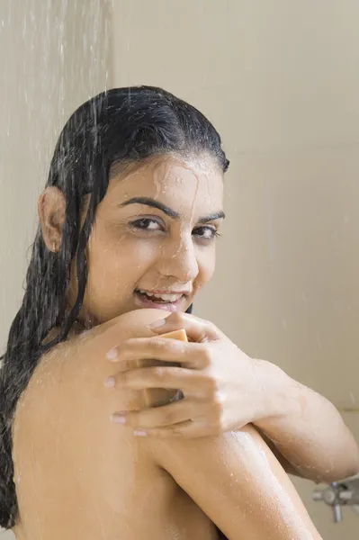 Junge Frau beim Baden — Stockfoto