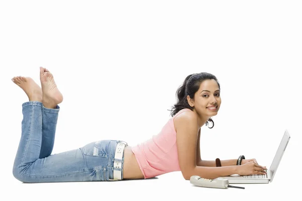 Woman using a laptop — Stock Photo, Image