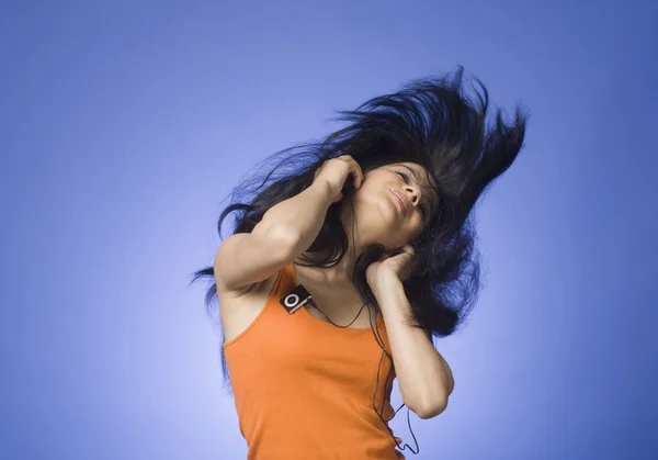 Woman listening an MP3 player — Stock Photo, Image