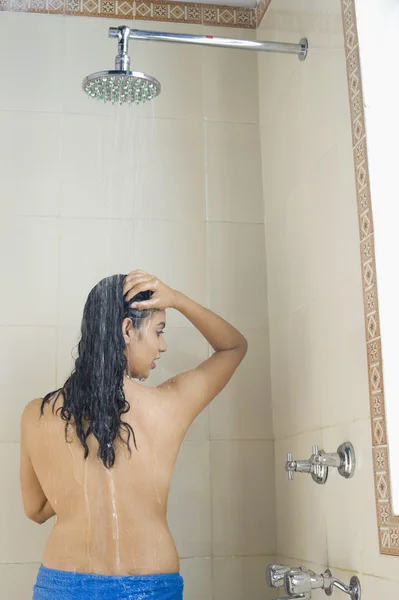 Donna che si lava — Foto Stock