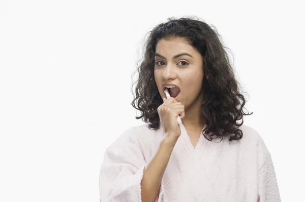 Woman brushing her teeth — Stock Photo, Image