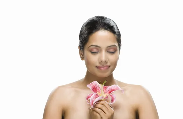 Young woman holding a flower — Stock Photo, Image