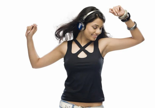 Mujer escuchando música y bailando —  Fotos de Stock