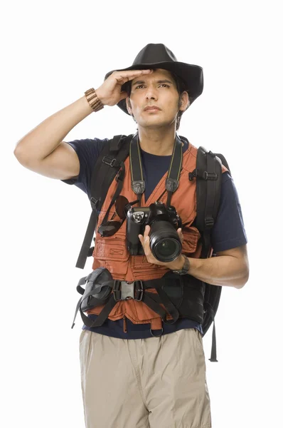 Fotógrafo sosteniendo una cámara digital — Foto de Stock