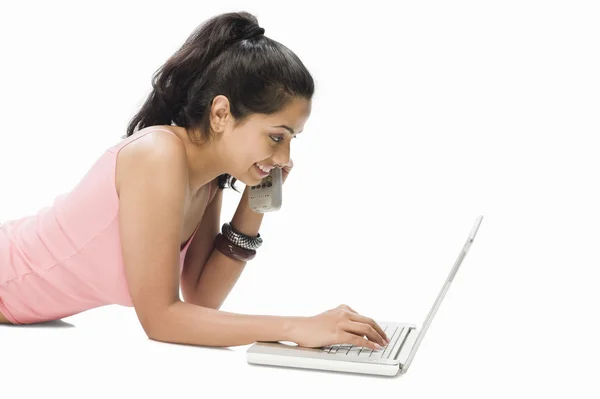 Woman talking on a cordless phone — Stock Photo, Image