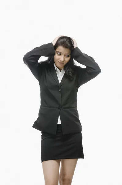 Mujer de negocios con la mano en el pelo — Foto de Stock