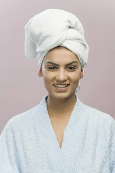 Femme avec la tête enveloppée dans une serviette — Photo