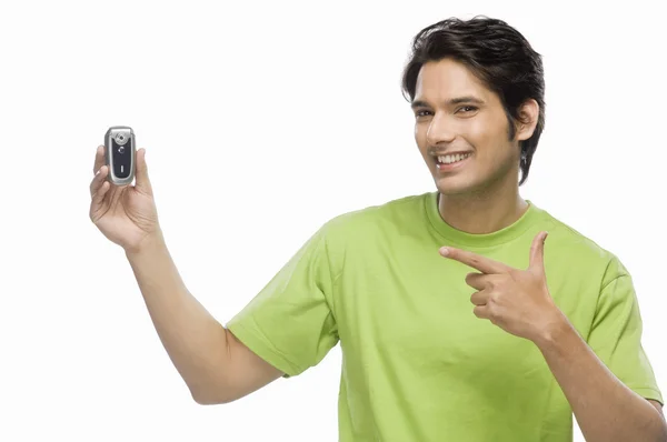 Hombre mostrando un teléfono flip — Foto de Stock