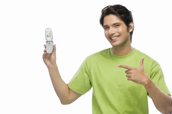 Homem mostrando um flip phone — Fotografia de Stock