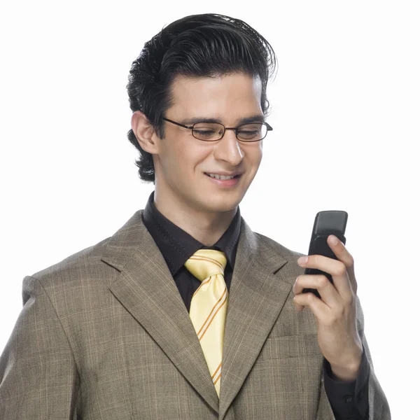 Podnikatel při pohledu na mobilní telefon — Stock fotografie