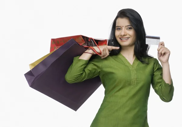 Mulher mostrando um cartão de crédito — Fotografia de Stock