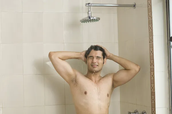 Mężczyzna bierze prysznic. — Zdjęcie stockowe