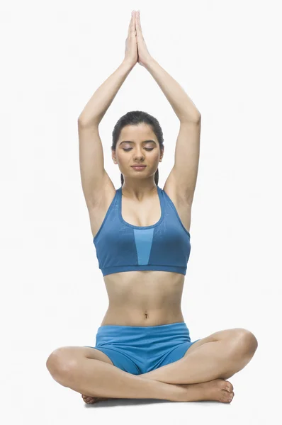 Mujer joven practicando yoga — Foto de Stock