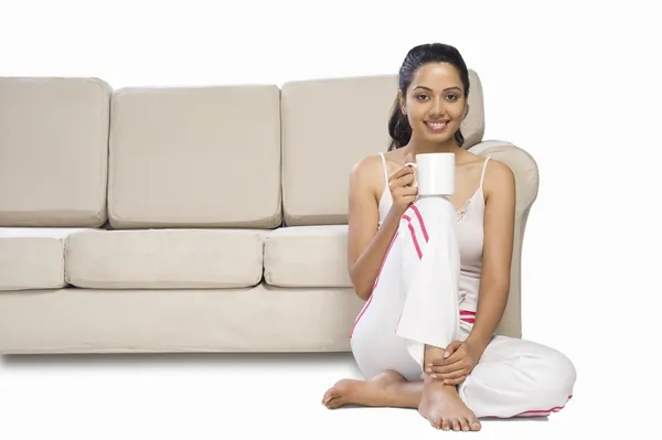 Woman holding a coffee mug — Stock Photo, Image