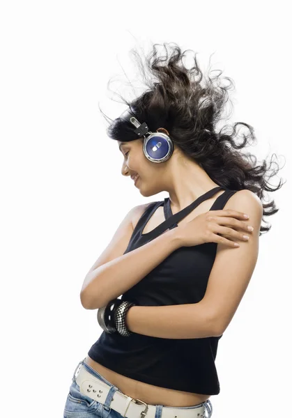 Žena poslouchající hudbu a tanec — Stock fotografie