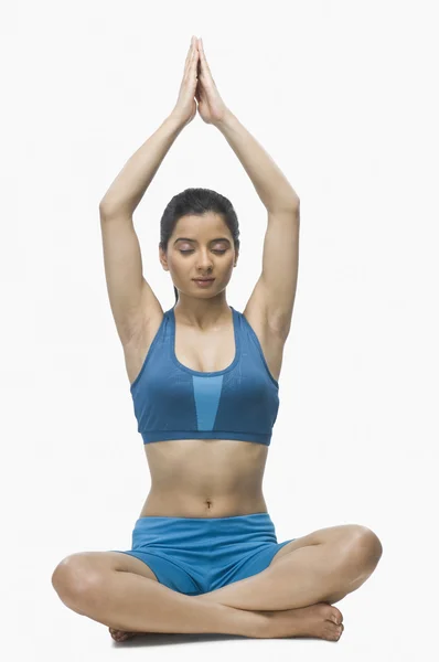 Mujer joven practicando yoga — Foto de Stock