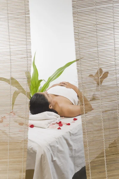 Mujer recibiendo tratamiento de spa — Foto de Stock