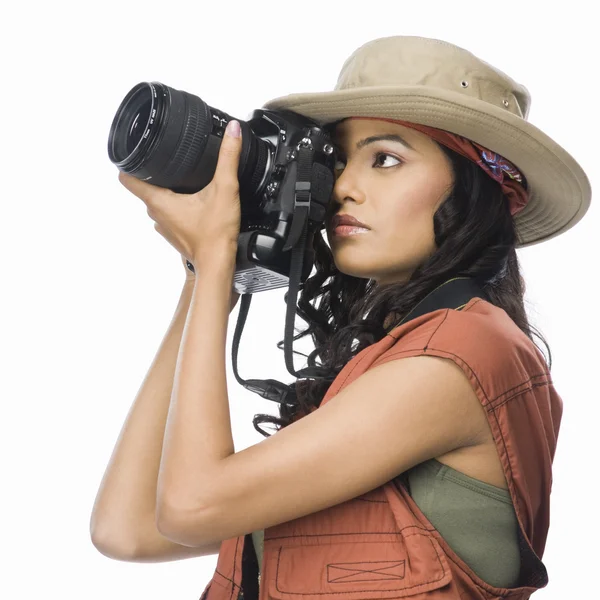 Fotógrafo fotografando com câmera digital — Fotografia de Stock