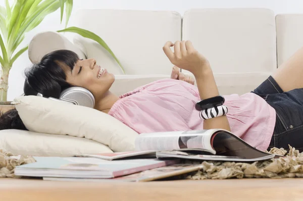 Woman listening music — Stock Photo, Image