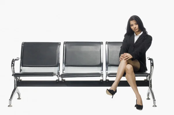 Mujer de negocios sentada en un sillón — Foto de Stock