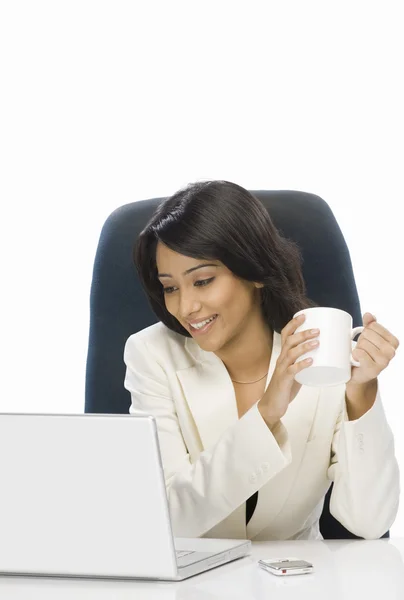 Empresaria sosteniendo una taza de café — Foto de Stock