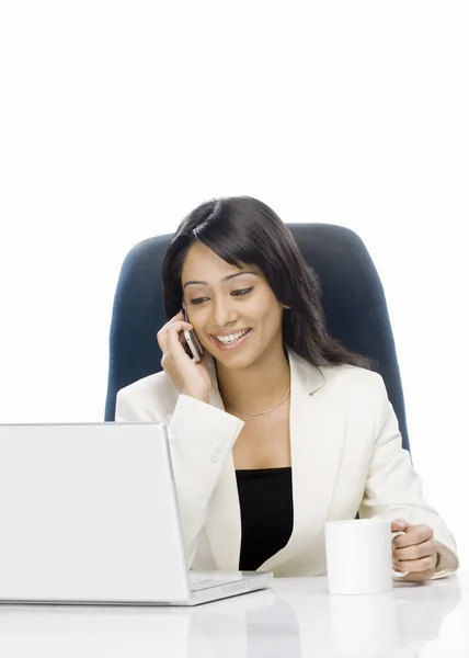 Businesswoman talking on a mobile phone — Stock Photo, Image