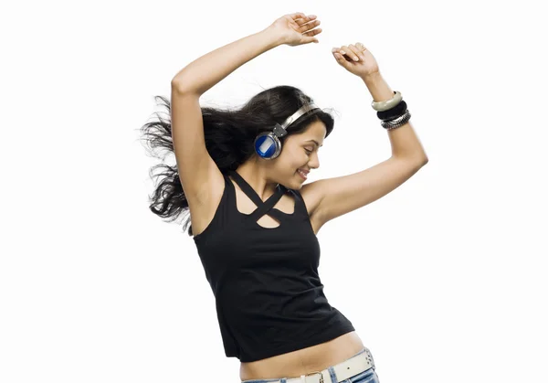 Woman listening to music — Stock Photo, Image