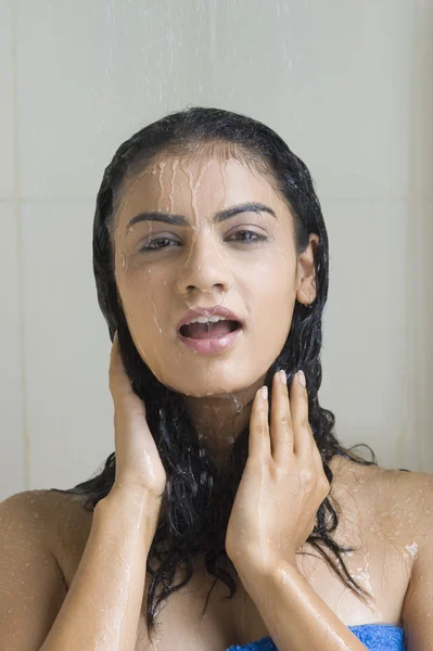 Woman bathing — Stock Photo, Image