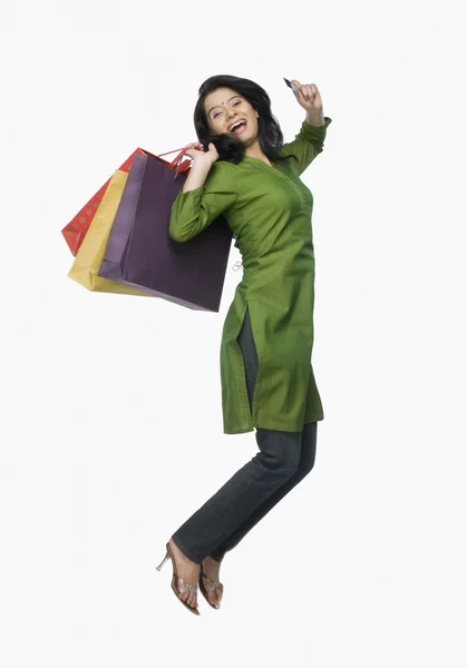 Mujer saltando con bolsas de compras — Foto de Stock