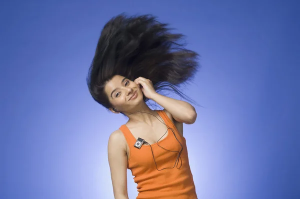 Frau hört einen mp3-Player — Stockfoto